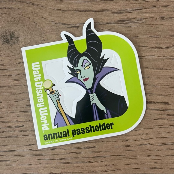 Disney’s Annual Passholder Maleficent Magnet Authentic Dragon Green Purple NEW - Picture 1 of 4